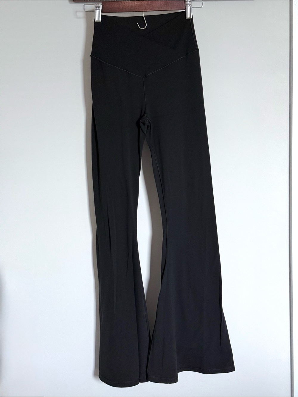OFFLINE By Aerie Real Me High Waisted Crossover Flare Legging True Black Medium - Picture 4 of 13